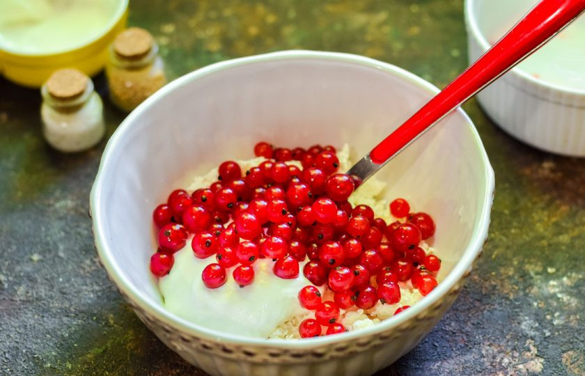 1. Этап. Рулет из лаваша с ягодами и творогом: Красную смородину сполосните, оборвите веточки, ягоды добавьте к творогу.