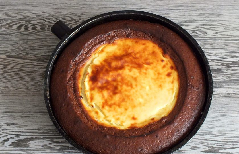 1. Этап. Шоколадная ватрушка с творогом: По истечении времени выключите огонь. Дверцу духовки откройте и оставьте ватрушку на 10 минут. После достаньте, охладите в форме.