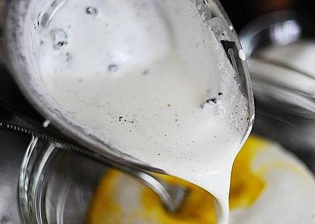 1. Этап. Пасха из молока: И добавить к ним сметану. Перемешать.