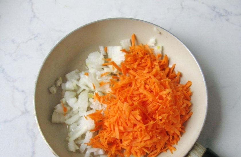 1. Этап. Щи вегетарианские: В это время мелко нарежьте лук, а морковь натрите на тёрке. Тушите овощи в масле на сковороде в течение 10 минут, помешивая.