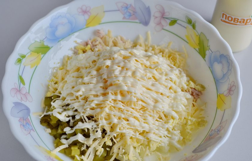 1. Этап. Салат Пасхальный кролик: 7. Сложите в салатник все ингредиенты, кроме части сыра и белков. Заправьте салат майонезом. Соль я не добавляла, в составляющих салата ее достаточно, а вы делайте по вкусу.