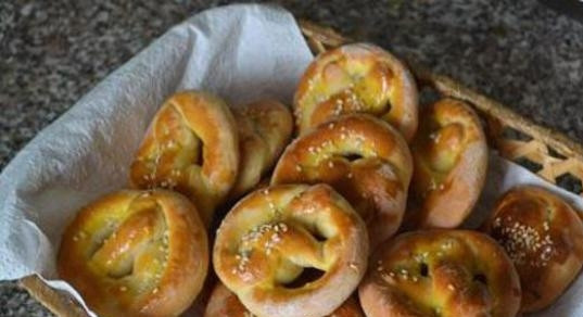 1. Этап. Соленые чесночные крендельки: Запекайте крендельки при 210 градусах в духовке в течение 15 минут. Ешьте остывшими. Приятной дегустации!