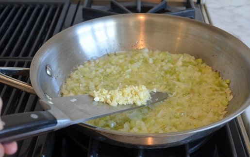 1. Этап. Итальянская запеканка из фарша: 3. За 2 минуты до готовности добавьте измельчённый чеснок.