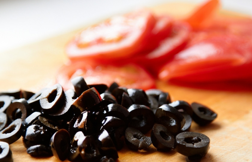 1. Этап. Пицца с тунцом: Подошло время использовать вашу фантазию, ведь на этом этапе можно добавлять все, что угодно. Я люблю пиццу с оливками и свежими помидорами.