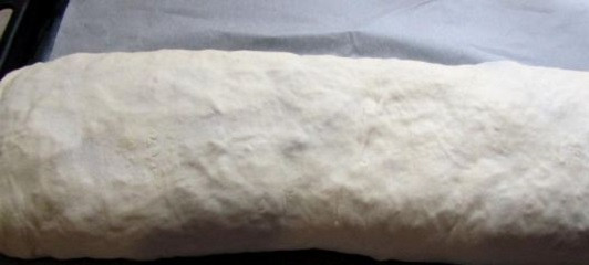 1. Этап. Мясной рулет в тесте: 9. Форму для запекания смазать маслом или застелить пергаментом. Выложить в форму готовый рулет.