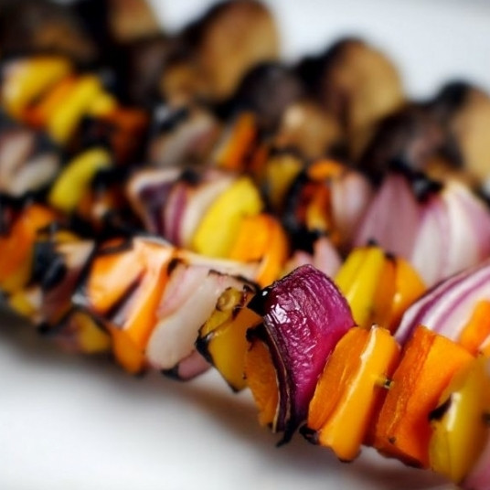 1. Этап. Садовый салат с арахисом: Когда овощи начнут подгорать - сразу же снимаем их с огня и остужаем.