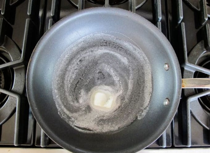 1. Этап. Скрэмбл с лососем: 2. В это же время в сковороде разогрейте масло.