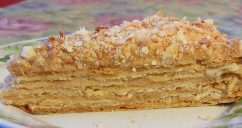 1. Этап. Наполеон из слоеного теста со сгущенкой: 5. Пусть торт постоит хотя бы три часа в холодильнике, после чего его можно нарезать на кусочки и подавать заждавшимся сластенам!