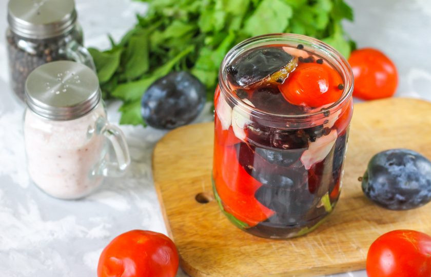 1. Этап. Помидоры с черносливом: Залейте горячим маринадом пропаренные половинки слив и томатов, сразу же закройте горячей крышкой емкость по резьбе или ключом для консервации.