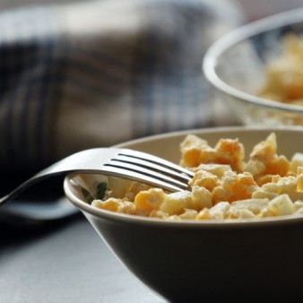 Салат из яиц и кукурузы