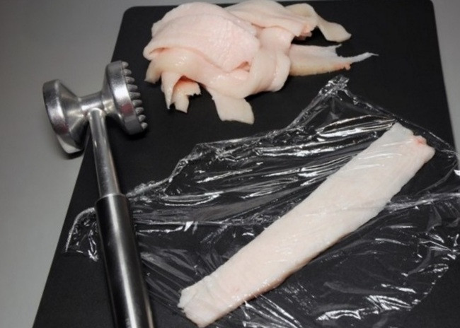 1. Этап. Террин из куриной печени: Свиной хребтовой шпик нужно порезать полосками. Толщина каждой должна быть около 4 мм. После нарезки, обернув кусочки в пищевую пленку, отбейте их до получения полосок толщиной в 2 мм.