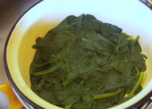 1. Этап. Итальянский пасхальный пирог: 2. Откидываем на дуршлаг и прижимаем рукой так, чтобы ушла лишняя жидкость.