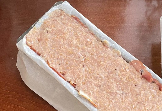 1. Этап. Террин из индейки с грибной начинкой: Верх террина равномерно закройте слоем оставшегося фарша.