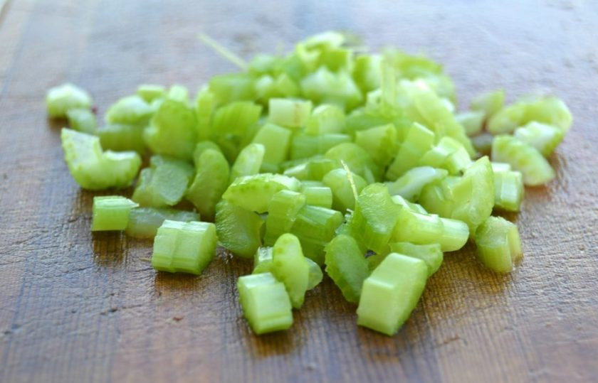 1. Этап. Диетический суп с сельдереем: 1. Стебель сельдерея нарежьте небольшими кусочками.