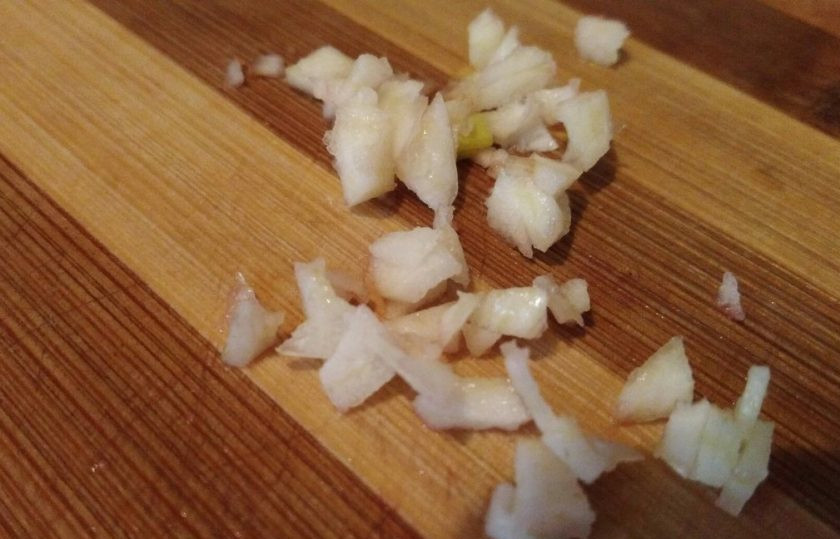 1. Этап. Борщ на постной говядине: 9. В самом конце добавьте мелко нарезанный чеснок.