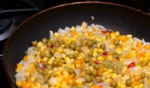 1. Этап. Рагу с овощами и рисом: Когда лук будет прозрачным, добавьте мексиканскую смесь. Жарить нужно все вместе 5 минут.