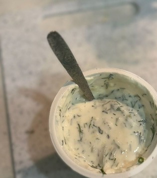 1. Этап. Салат Сказочный: Готовим заправку для салата: в йогурт выдавить чеснок и добавить мелко нарезанный укроп, посолить по вкусу