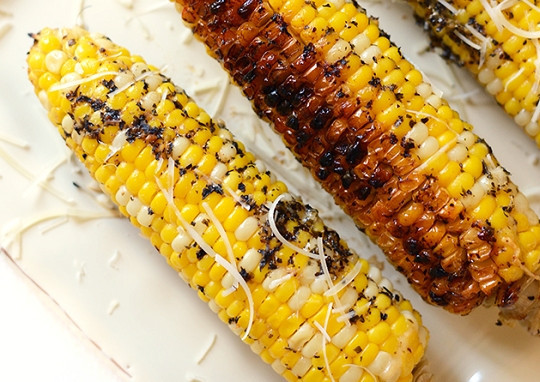 1. Этап. Кукуруза на гриле с маслом и сыром: 3. Запекайте кукурузу 30-40 минут до мягкости. Перед подачей можно дополнительно присыпать тертым сыром. Приятного аппетита!