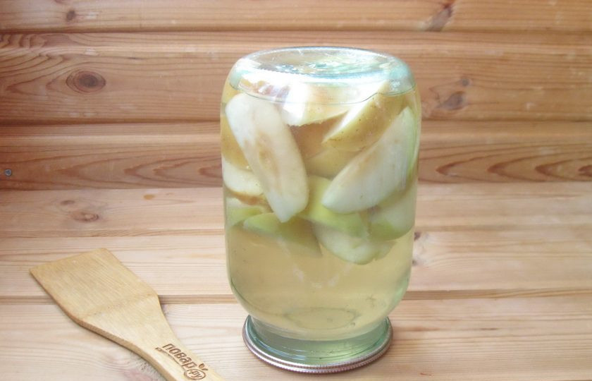 1. Этап. Компот из яблок с лимонной кислотой на зиму: Переверните банку вверх дном. Проверьте плотность крышки. Укутайте в одеяло до полного остывания.