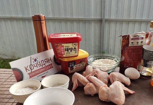 1. Этап. Хрустящие крылышки в остро-сладком соусе: Подготовить все ингредиенты.