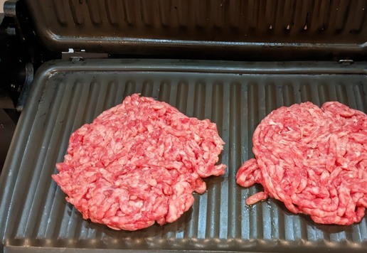 1. Этап. Биг тести: Обжарьте, на гриле с двух сторон, до готовности, снимите с огня, поперчите, посолите