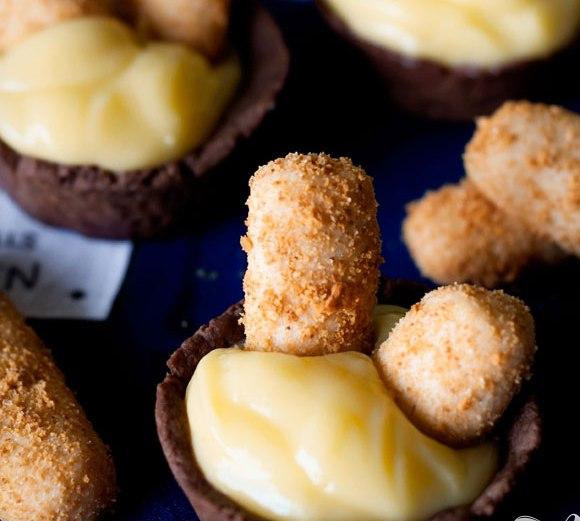 1. Этап. Палочки в чашечках с ванильным кремом: 6. Разогреть духовку до 160 градусов. Достать охлажденное тесто из холодильника и выложить по 3 столовые ложки теста в каждое отделение формы для маффинов, формируя чашечки. Выпекать в течение 15-18 минут. Дать полностью остыть. Наполнить чашечки ванильным кремом, поместить по палочки в каждую чашечку и подавать.