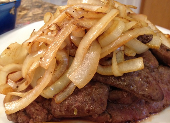 1. Этап. Печень с грибами: 8. Готовый лук отправить к печени.