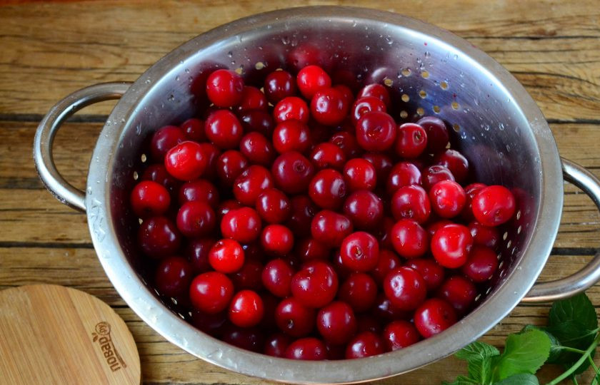 1. Этап. Вишневое варенье с мятой: Вишню хорошенько промойте, удалите косточки.