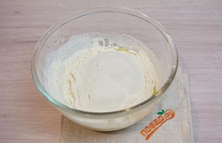 1. Этап. Булочки Синнабон: 3. Просейте 2 стакана муки, добавив 1 ч. ложку разрыхлителя. Замесите тесто. Тесто будет жидким, липким. Я вымешивала миксером. В тесте используются и дрожжи и разрыхлитель. Разрыхлитель можно заменить гашеной содой (0,5 ч. ложки).