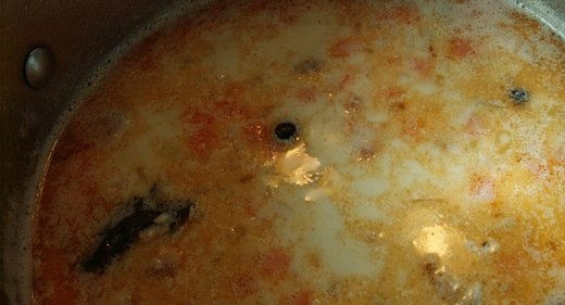 1. Этап. Финская уха: Спустя 10 минут влейте в уху сливки. Варите суп ещё пару минут.