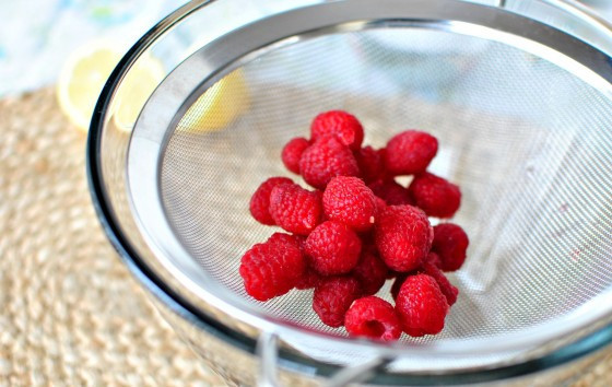 1. Этап. Малиновый джем: 1. Малину промойте, очистите от веточек и плодоножек, просушите. Затем выложите малину в сито.