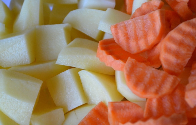 1. Этап. Соус из говядины с картошкой: Пока говядина варится, мы чистим остальные овощи и нарезаем картофель кубиками, морковь половинками кружочков, лук режем полукольцами.