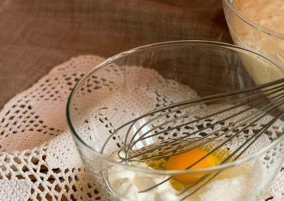 1. Этап. Блины тонкие на дрожжах: Теперь соединяем в миске сметану, яйца, 1 ст. л. сахара. Взбиваем все венчиком, чтобы сахар растворился.