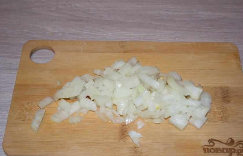 1. Этап. Свекольник постный: 1. Приготовьте свекольник постный по моему рецепту. Для приготовления свекольника очистите и нарежьте небольшими кубиками репчатый лук.