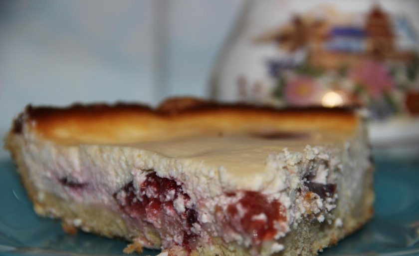 1. Этап. Рецепт сливового пирога от Юлии Высоцкой: Запекайте пирог 40 минут при 180 градусах в духовке. Приятного чаепития!