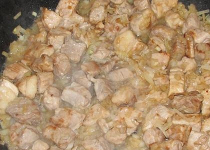 1. Этап. Свиная вырезка тушеная: 4. Добавляем нашинкованный лук, накрываем крышкой. Жарим на слабом огне с добавлением воды.