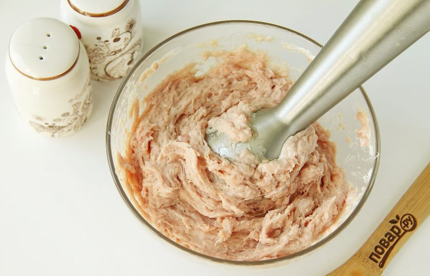 1. Этап. Суфле из индейки в мультиварке: Готовый фарш пробейте блендером до однородного состояния.