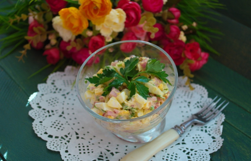 1. Этап. Салат с колбасой и сыром: Подавать салат можно в общем большом салатнике или в порционных креманках. Выглядит очень празднично. Приятных вам праздников и застолья.