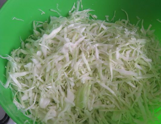 1. Этап. Тушеная капуста с шампиньонами: 2. Нарезаем луки и морковь, шинкуем капусту и измельчаем помидоры. Отправляем на сковороду сразу помидоры, затем лук и морковь и в самом конце капусту.