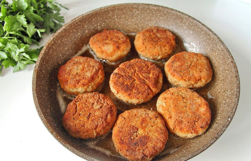 1. Этап. Котлеты по-мински: 9. Обжарьте котлеты с двух сторон на умеренном огне до румяной хрустящей корочки.