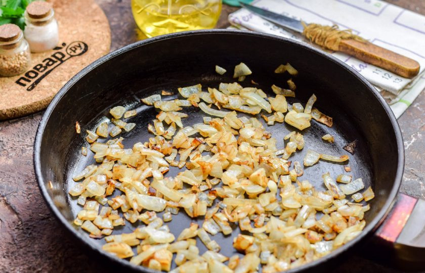 1. Этап. Котлеты с жареным луком: Очистите и сполосните лук, нарежьте мелкими кубиками. Сковороду прогрейте и смажьте маслом. Выложите лук и жарьте несколько минут, помешивая.