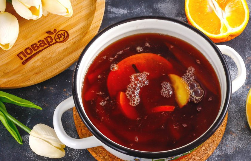 1. Этап. Глинтвейн по-немецки: Апельсин ошпарьте кипятком, половину фрукта нарежьте ломтиками, из половины выжмите сок. Выложите ломтики апельсина в горячий компот, выключив нагрев. Влейте крепленое вино и апельсиновый сок. Аккуратно перемешайте и попробуйте на вкус.