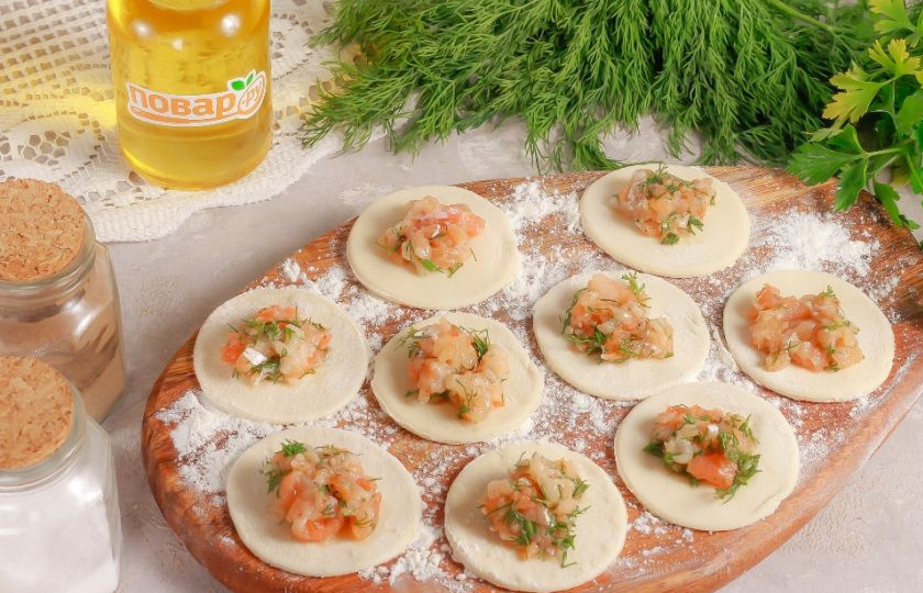 1. Этап. Пельмени с рыбой По-сахалински: На середину каждого из них выложите 1 ч.л. приготовленного фарша.