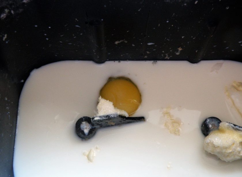 1. Этап. Нежные пшенные лепешки: Дрожжевое тесто я замешиваю с помощью хлебопечки. Для этого непременно просеиваю муку, а все продукты беру комнатной температуры.