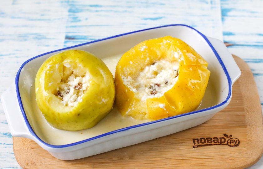 1. Этап. Яблоки с творогом запеченные в микроволновке: Спустя указанное время яблоки извлеките из микроволновки.