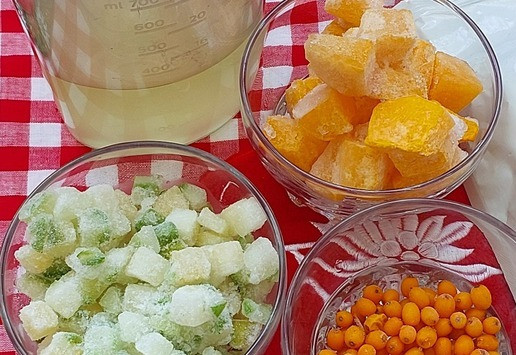 1. Этап. Смузи-сорбет с облепихой, тыквой и кабачком: Ингредиенты. Овощи и облепиха свежезамороженные. Протеин сывороточный. Я нечасто в смузи использую сывороточный протеин, так как он с подсластителем (без я не встречала), а я сладкие напитки не люблю. Но в этом смузи облепиха компенсирует сладость. Использование замороженных продуктов обеспечит консистенцию сорбета