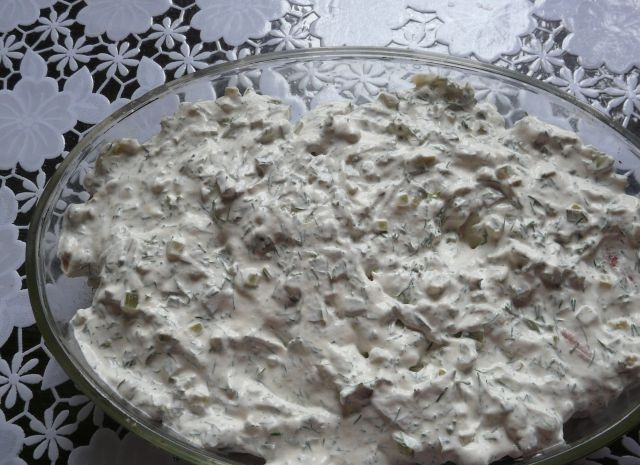 1. Этап. Горбуша в духовке под соусом: Хорошо перемешайте соус. Потом залейте им блюдо.