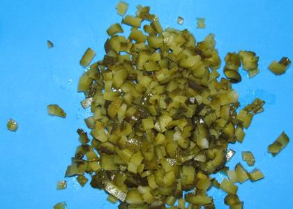 1. Этап. Салат с колбасой и яйцами: Мелко нарезаем огурчики.