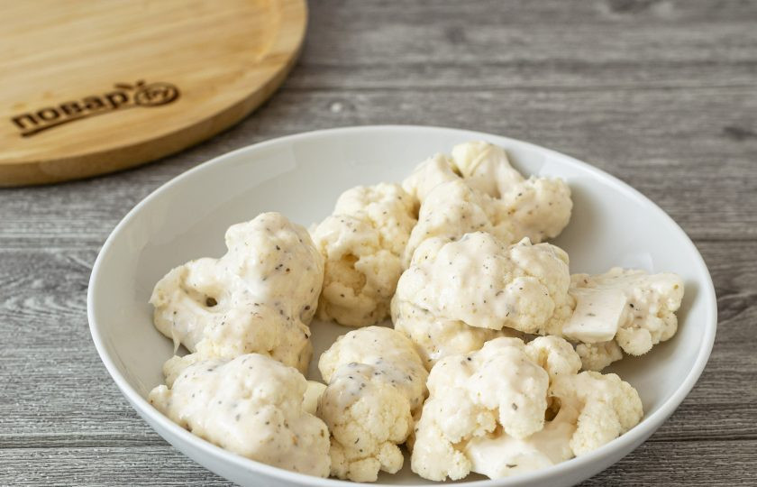 1. Этап. Цветная капуста для похудения: Смажьте цветную капусту получившимся соусом.