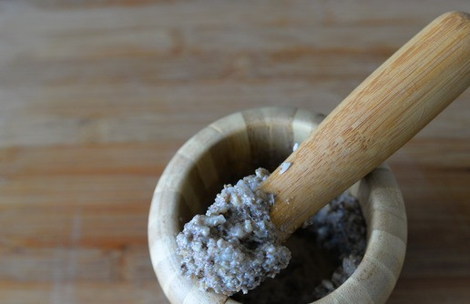 1. Этап. Салат Глехурад с индейкой: Добавляем уксус, перемешиваем.